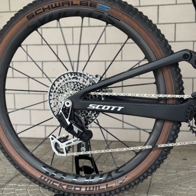 Roda traseira de bicicleta SCOTT com pneu SCHWALBE castanho e preto.