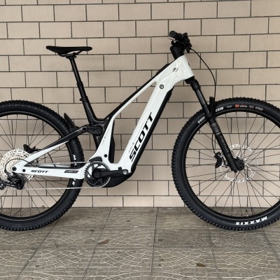 Bicicleta de montanha elétrica SCOTT branca e preta