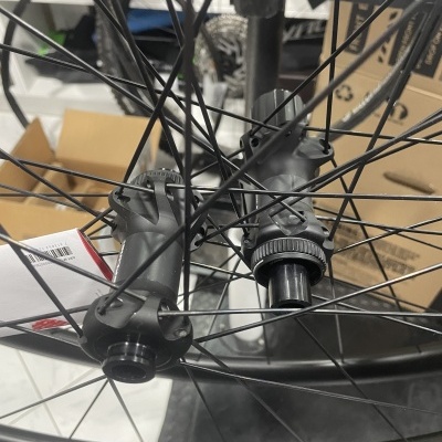 Roda de bicicleta preta com raios metálicos e cubo central