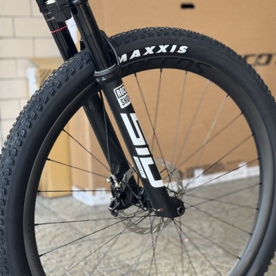 Roda dianteira de bicicleta com suspensão RockShox e pneu Maxxis