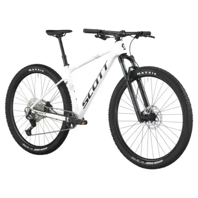 Bicicleta de montanha branca SCOTT com pneus MAXXIS