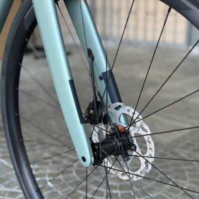 Roda de bicicleta azul claro com pneus SCHWALBE e disco de travão