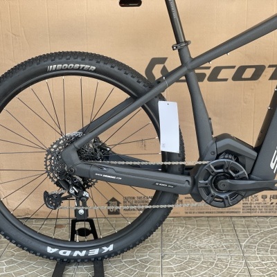 Bicicleta elétrica cinzenta SCOTT com roda traseira e motor elétrico