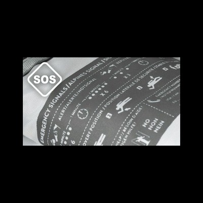 Etiqueta preta com instruções de sinais de emergência sobre tecido cinzento