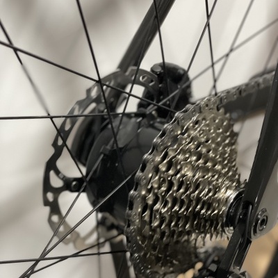 Roda traseira de bicicleta com cassete metálico e disco de travão