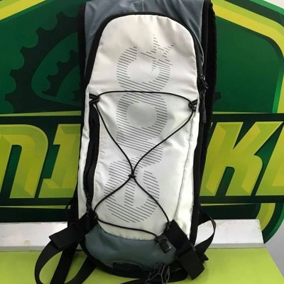 Mochila desportiva cinza e branca com texto 'OX' e cordão elástico frontal