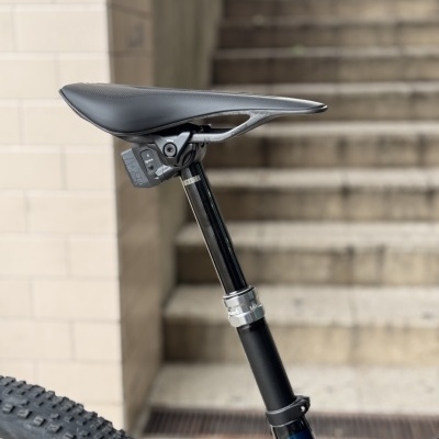 Selim e parte traseira de bicicleta com pneus de cravos perto de escadaria