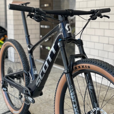 Bicicleta de montanha Scott Spark RC Comp Blue preta e cinzenta com pneus Maxxis castanhos