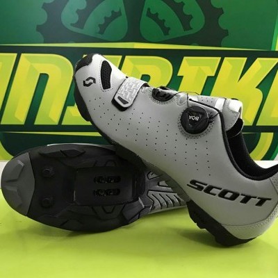 sapatilhas de ciclismo brancas e pretas Scott com solado de cravos