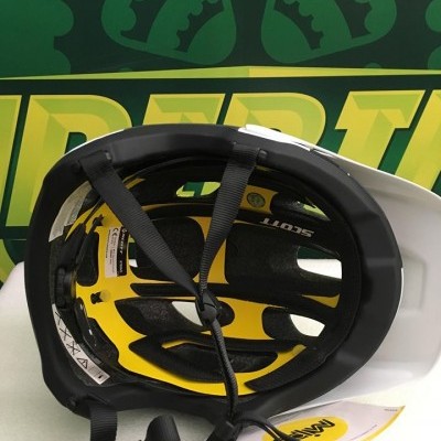 Capacete branco com interior amarelo e preto e tiras ajustáveis