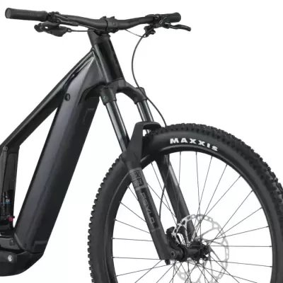 Bicicleta elétrica preta com pneus Maxxis e suspensão RockShox