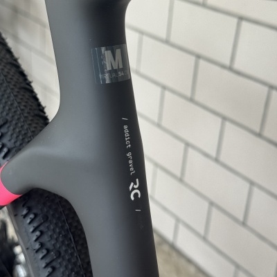 Quadro de bicicleta gravel preto fosco com detalhes rosa e texto addict gravel RC