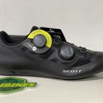 Sapatilha de ciclismo preta Scott com fechos BOA numa superfície branca com etiqueta Danibikes Bike Shop