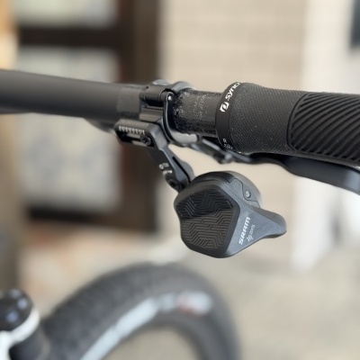 Punho de bicicleta preto com controlador SRAM APEX no guiador.