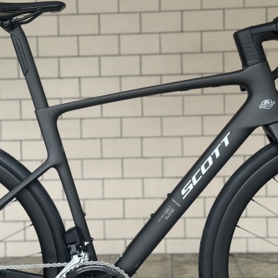 Bicicleta de estrada preta mate com texto SCOTT e logotipo DANIBIKES