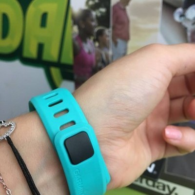 Pulseira inteligente azul turquesa Garmin no pulso