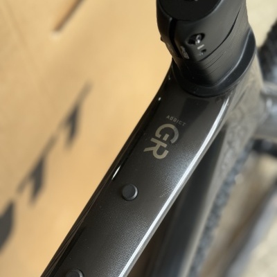 Quadro de bicicleta preto com textura e texto ADDICT GR