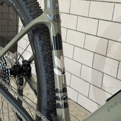 Detalhe do quadro e pneu de bicicleta com texto