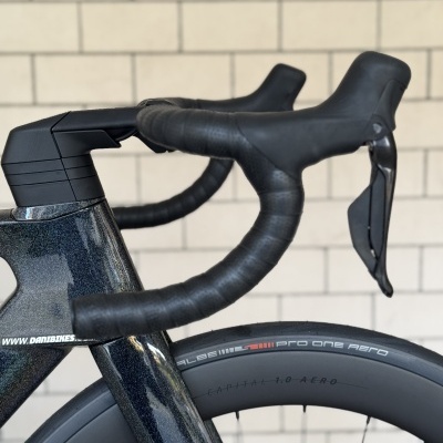 Guiador de bicicleta de estrada preta com pneu Continental GP 5000 S TR PRO ONE AERO