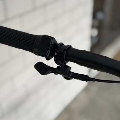 Guiador preto de bicicleta com punho e comandos eletrônicos