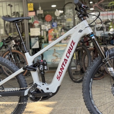 Bicicleta elétrica de montanha Santa Cruz branca com suspensão dianteira Fox 38