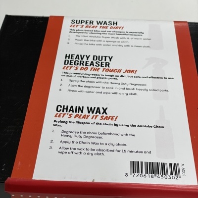 Embalagem vermelha com instruções de uso de produtos para limpeza e manutenção