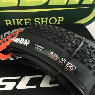 Pneu de bicicleta Maxxis Ikon preto, 29x2.20, sobre caixas com texto