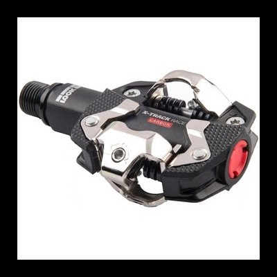 Pedal de bicicleta com corpo preto em carbono e detalhes metálicos