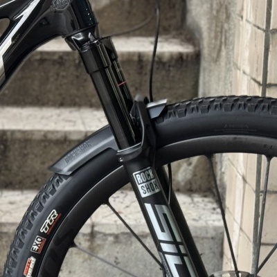 Detalhe de bicicleta de montanha com garfo ROCK SHOX e roda dianteira