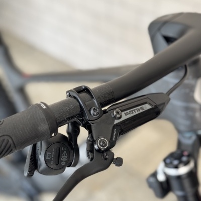 Punho e alavanca de travão de bicicleta preta com marca NATIVE