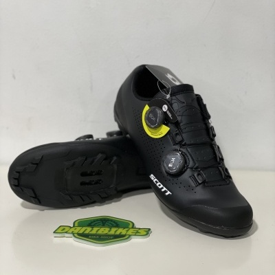 Sapatilhas de ciclismo Scott pretas com fecho por discos sobre superfície branca com autocolante Danibikes