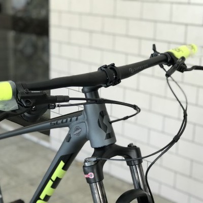 Bicicleta de montanha Scott cinza escuro com detalhes amarelos e guiador preto