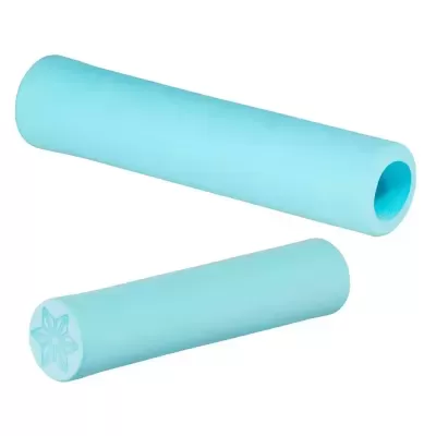 Dois tubos azuis claros cilíndricos, um com floral na ponta e outro oco.