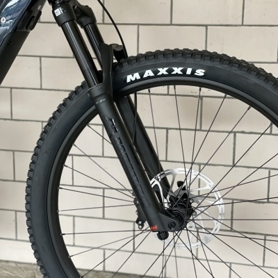 Roda dianteira de bicicleta com pneu Maxxis e suspensão preta