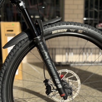 Pneu de bicicleta preto Rekon 29x2.60 com garfo de suspensão Bomber Z2 e disco de travão branco