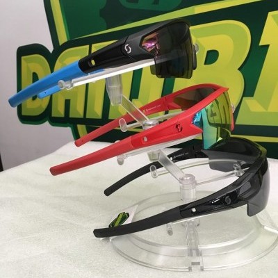 Três pares de óculos desportivos com armações azul, vermelho e preto