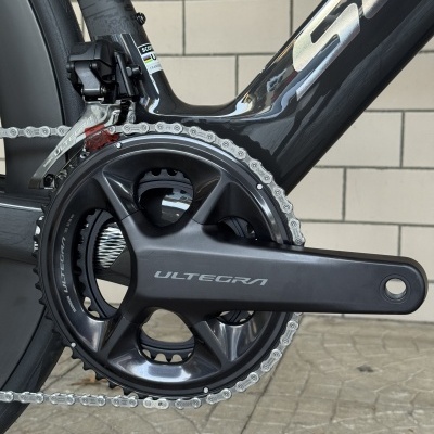 Componente de bicicleta preto com pedaleiro ULTEGRA e corrente metálica