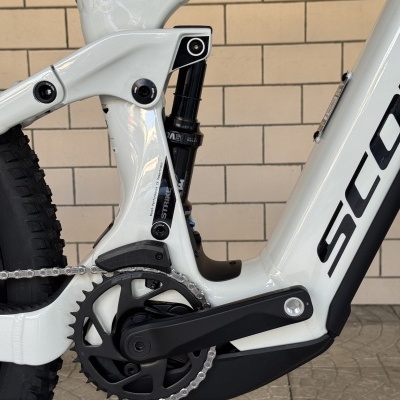 Quadro branco de bicicleta elétrica com suspensão traseira e pedaleira preta