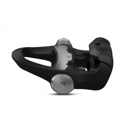 Pedal de bicicleta preto com detalhes metálicos e roda prateada sobre fundo branco