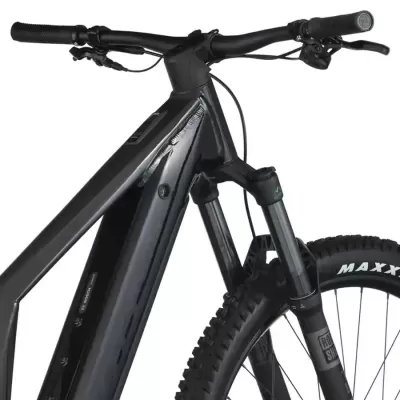 Bicicleta elétrica preta com suspensão dianteira e pneus Maxxis