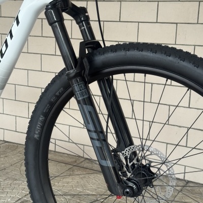 Roda dianteira de bicicleta com suspensão RockShox e quadro branco