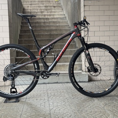 Bicicleta de montanha Rock Mountain preta com detalhes vermelhos