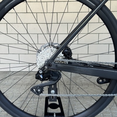 Roda traseira de bicicleta com pneu SCHWALBE ONE, aro carbono e cassete prateado