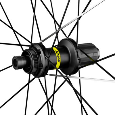 Cubo de roda de bicicleta preto com raios metálicos e etiqueta amarela MAVIC