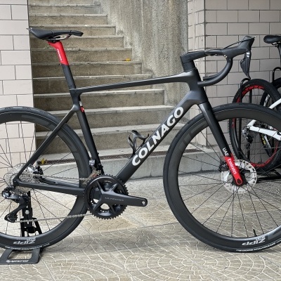 Bicicleta de estrada Colnago preta com detalhes vermelhos e branco