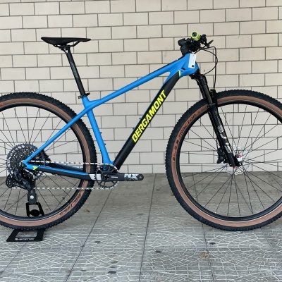 Bicicleta de montanha azul com inscrição BERGAMON em amarelo