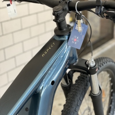 Bicicleta de montanha quadro azul com texto ASPECT e suspensão dianteira
