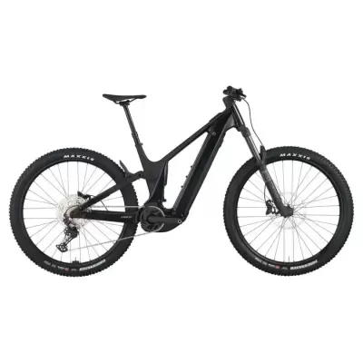 Bicicleta elétrica todo-o-terreno preta com pneus Maxxis em fundo branco