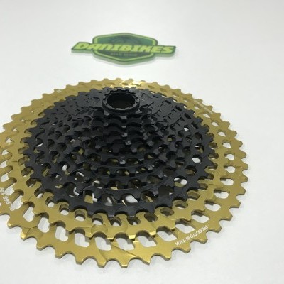 Cassete de bicicleta preta e dourada sobre fundo branco com logotipo Dingbikes