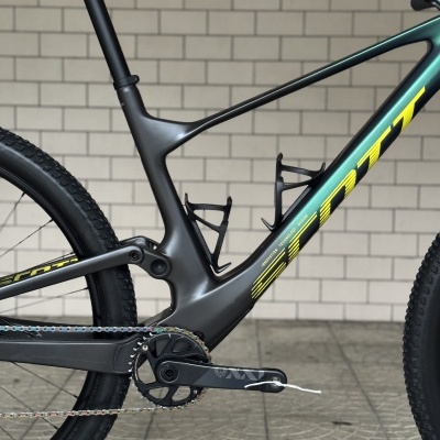 Bicicleta montanha preto e verde SCOTT com pneus cravados e pedaleira SRAM XX1